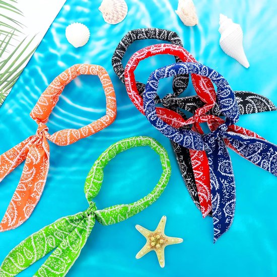 Vier koelsjaals in bandana-stijl met paisley-print in oranje, groen, blauw en rood. Een zwarte ligt ernaast.