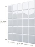 Een plaat met 25 glanzende lichtgrijze vierkante tegelstickers, met afmetingen 25,4 cm bij 25,4 cm.