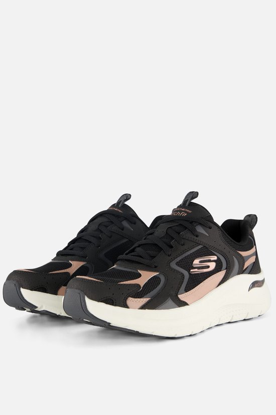 Een paar zwarte Skechers sneakers met roze gouden en grijze accenten, witte zolen.