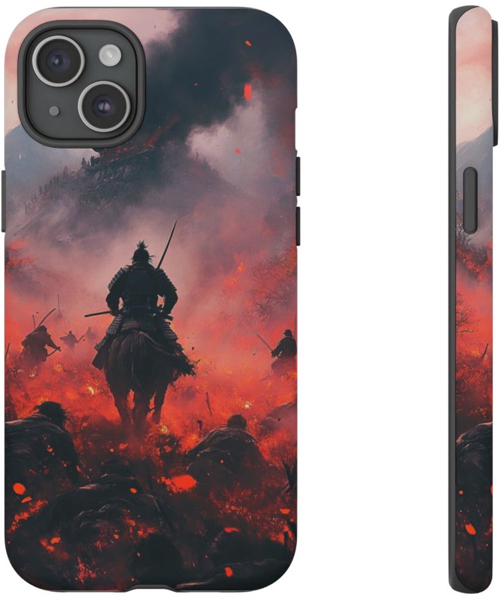Vurige Slagveldscène met Samurai – Telefoonhoesje Geschikt voor iPhone 15 Plus