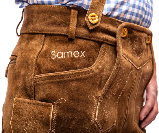 Detail van lichtbruine lederhosen met 'Samex' geborduurd op de zak.
