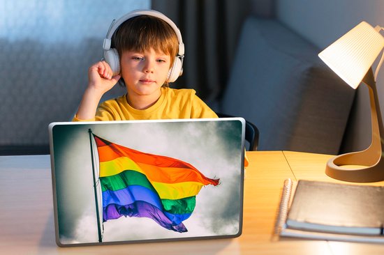 Laptop sticker - 13.3 inch - Foto van een regenboog vlag - 31x22,5cm - Laptopstickers - Laptop skin - Cover