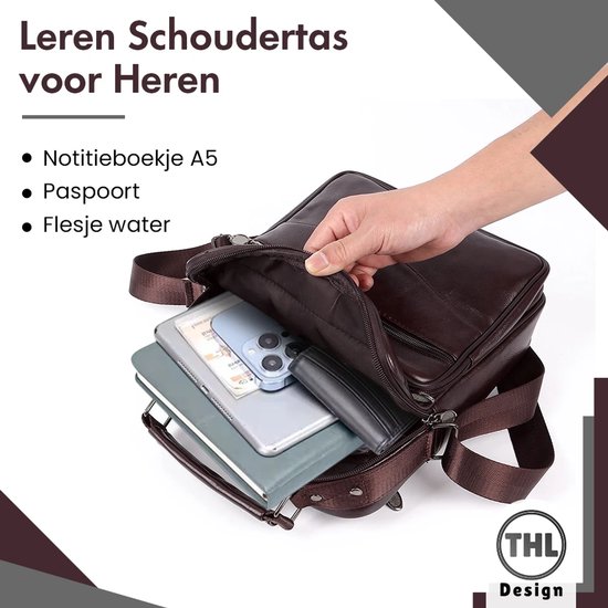 Sac bandoulière en cuir marron foncé pour hommes, le contenu est montré : carnet, passeport, bouteille d'eau.