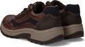 Achterkant van bruine leren Rieker sneakers. Beige en donkerblauwe accenten, met rits.