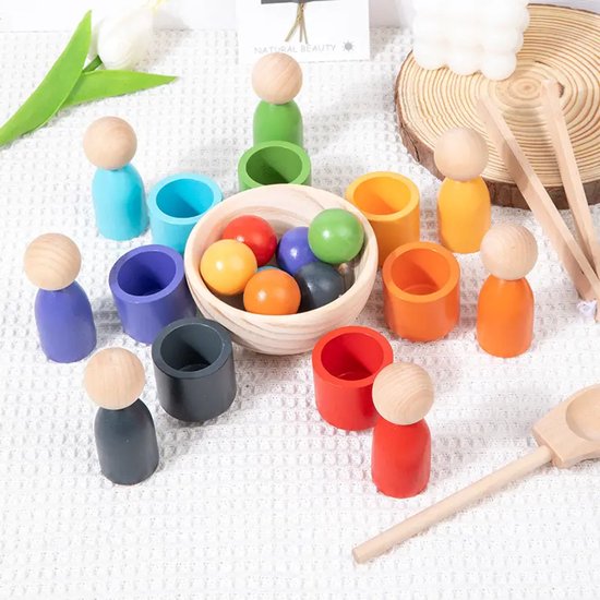 Houten poppetjes, bakjes en balletjes in diverse kleuren in een houten kom.