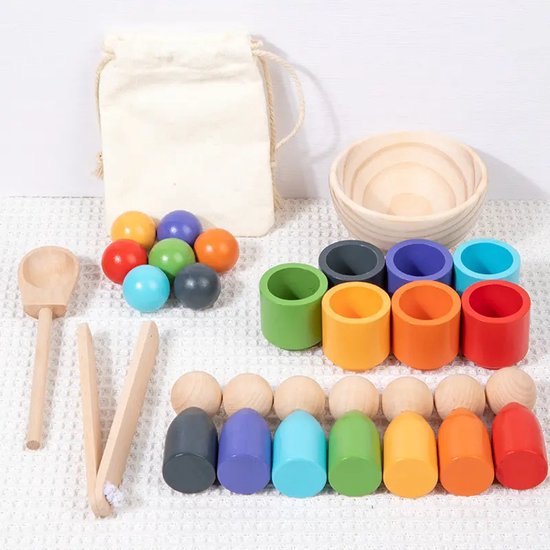 Houten poppetjes, balletjes, bakjes, lepel, tang en opbergzak.