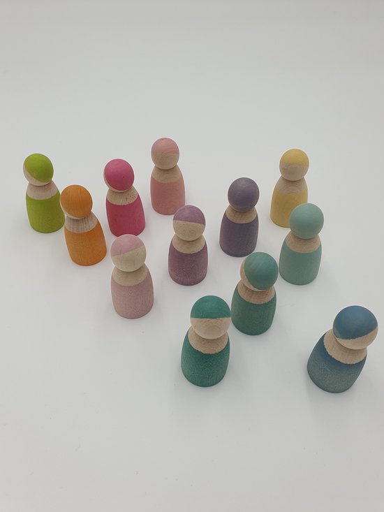 Twaalf houten peg poppetjes in pastelkleuren, gerangschikt in een rij op een witte achtergrond.