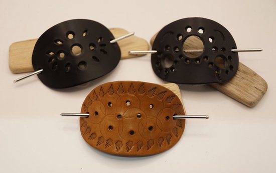 Foto: 2 leren zwarte haarspelden met gaatjes in sierlijke vormen en 1 leren beige sierlijke rondjes in rand leren haarsieraden bijzondere haarspeld bijzondere haarclip nieuwe haarspelden vrouwelijke haarspeld dames haarspeld stevige haarspeld