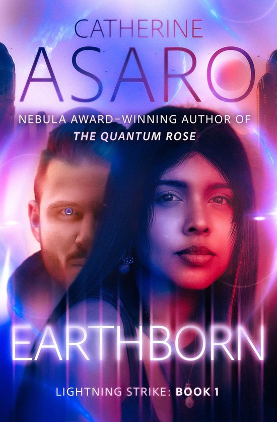 Boekcover 'Earthborn' van Catherine Asaro. Een vrouw met donker haar en een man met blauwe ogen staan op de voorgrond met een kosmische gloed.