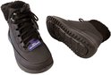 Twee zwarte Skechers veterboots met 100% waterdicht label. Eén boot toont de onderkant van de zool.
