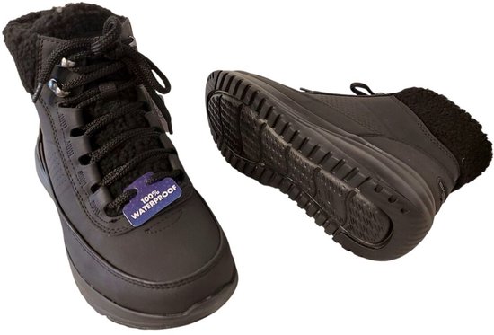 Twee zwarte Skechers veterboots met 100% waterdicht label. Eén boot toont de onderkant van de zool.