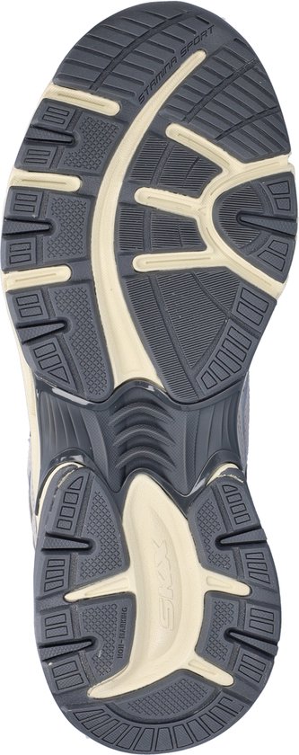 Zwarte en lichtbeige buitenzool van een sneaker met profiel.