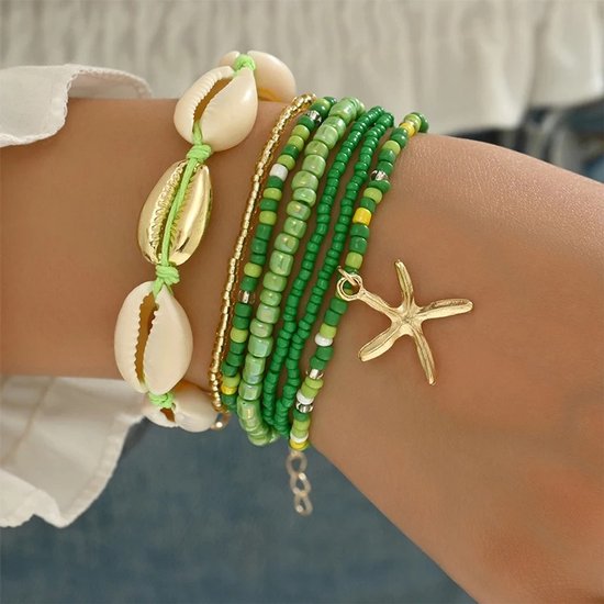 Bracelets verts pour femmes avec des cauris et une étoile de mer dorée, partiellement en perles.