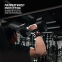 Man met polsbanden met witte strepen en Belicon logo tilt een dumbbell.