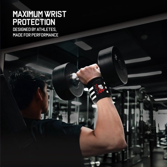 Man met polsbanden met witte strepen en Belicon logo tilt een dumbbell.