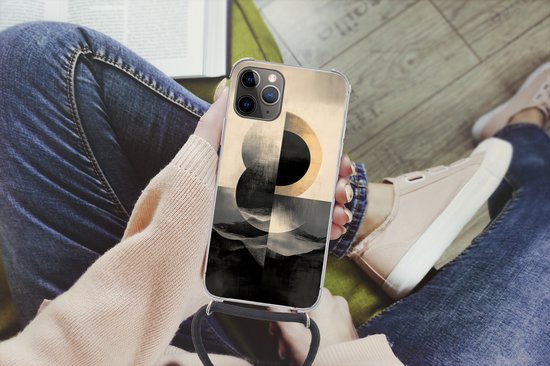 iPhone 13 Pro Max hoesje met abstracte cirkels in beige, zwart en grijs. De hoes is doorzichtig met een koord.