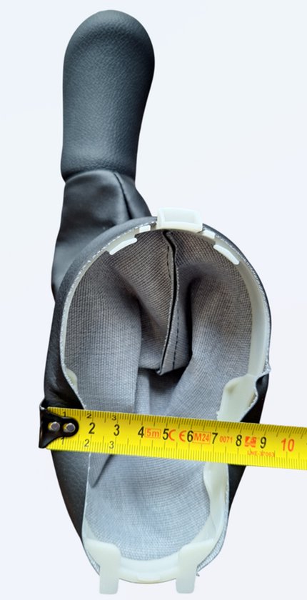 Zwarte pookknop met een meetlint. De pookknop is 5-versnellings.