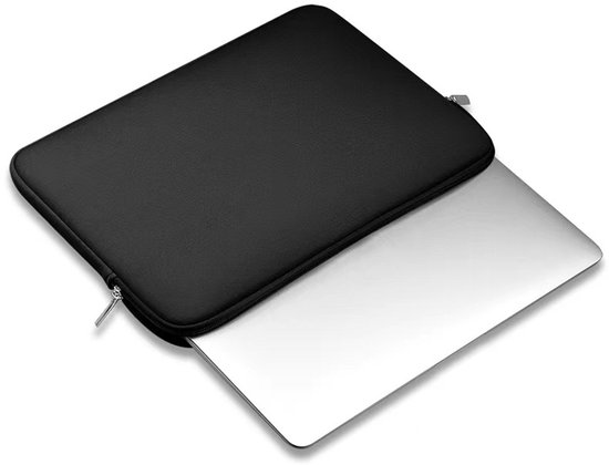 Zwarte laptophoes met rits, naast een zilverkleurige laptop.