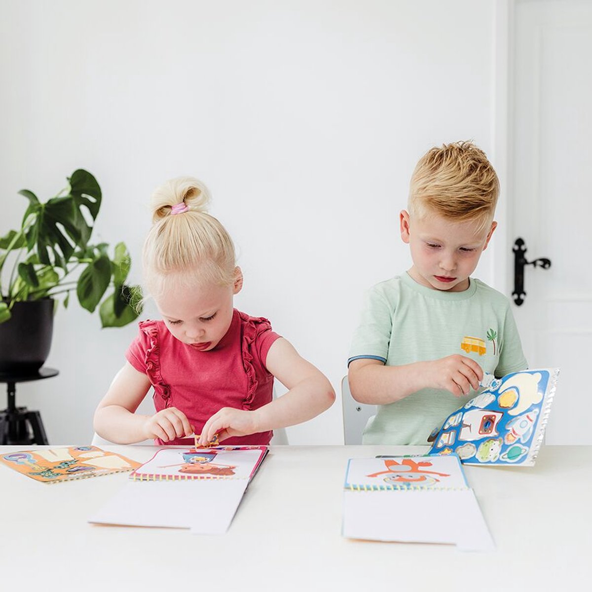 Totum Dress Me Up sticker aankleed- en kleurboekje vakantieboekje dieren 24 delig - speelgoed junior vanaf 3 jaar stickeren en kleuren - panda en vosje — afbeelding 9