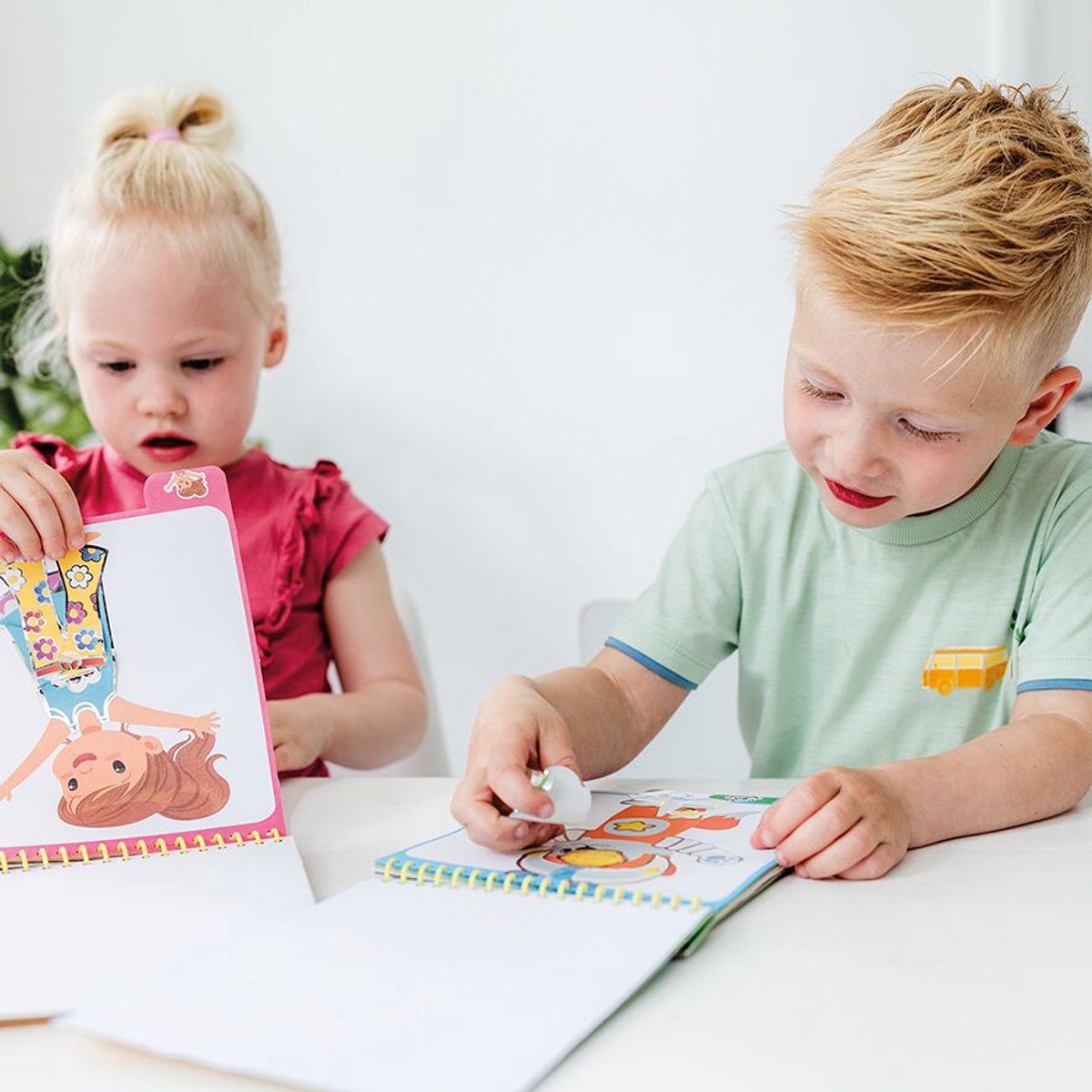 Totum Dress Me Up sticker aankleed- en kleurboekje vakantieboekje dieren 24 delig - speelgoed junior vanaf 3 jaar stickeren en kleuren - panda en vosje — afbeelding 6
