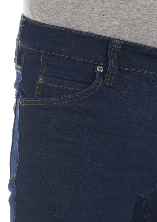 Detail van de voorkant van donkerblauwe jeans, met oranje stiksels, Mustang-patch en knoopsluiting.