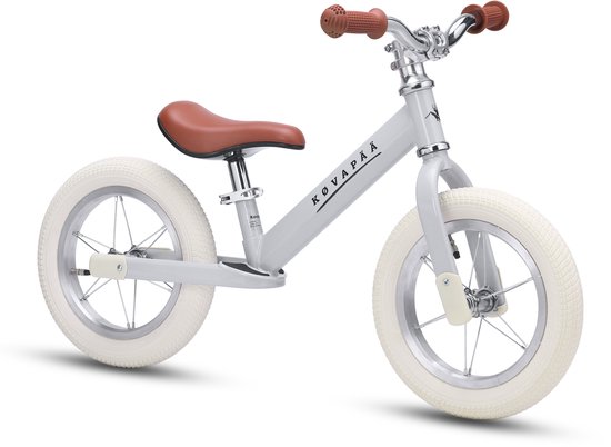 Grijze loopfiets met bruine handvatten en zadel, witte banden.