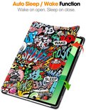 Zwarte tablethoes met graffiti print, sluit en opent automatisch.