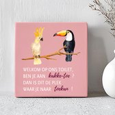 Printazzy - Carreaux avec texte - Bienvenue dans nos Toilettes - Kakke-Toe & Toekan - Décoration - Salle de bain - Toilettes - Décoration murale - Rose Bordeaux