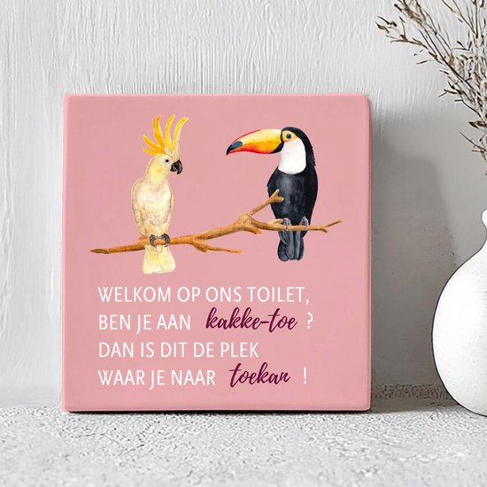 Printazzy - Carreaux avec texte - Bienvenue dans nos Toilettes - Kakke-Toe & Toekan - Décoration - Salle de bain - Toilettes - Décoration murale - Rose Bordeaux