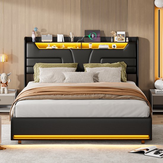 Lit double noir avec tête de lit, éclairage intégré et étagères, avec décorations.