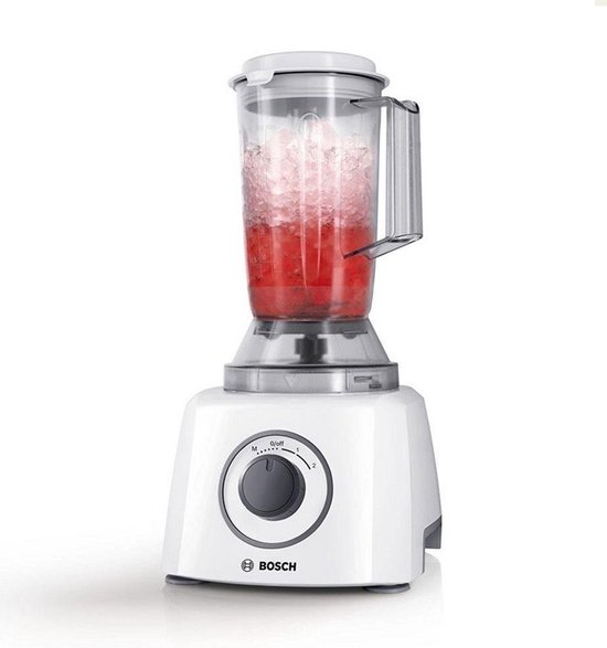 Witte Bosch keukenmachine met blenderkan gevuld met rood fruit en ijs.