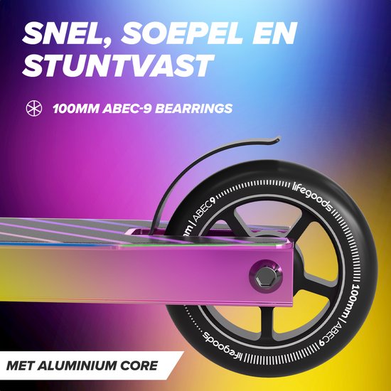 Detail van het wiel van een step met "Lifegoods" en "100mm ABEC-9" opschrift. Aluminium kern.
