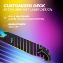Step deck met "Lifegoods" logo en zwart antislip met regenboogkleurige rand.