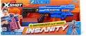 Verpakking van de X-Shot Insanity blaster met op de voorkant een jongen die de blauwe blaster vasthoudt. De blaster heeft twee doorzichtige oranje magazijnen.