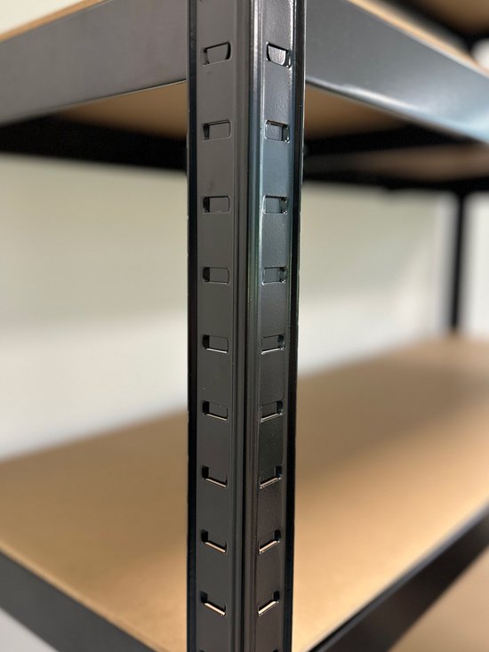 Zwart metalen opbergrek met sleuven voor montage. Houten planken zijn zichtbaar.