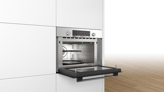 RVS combi-magnetron met openstaande deur, draaitafel en grillrek zichtbaar in het interieur.
