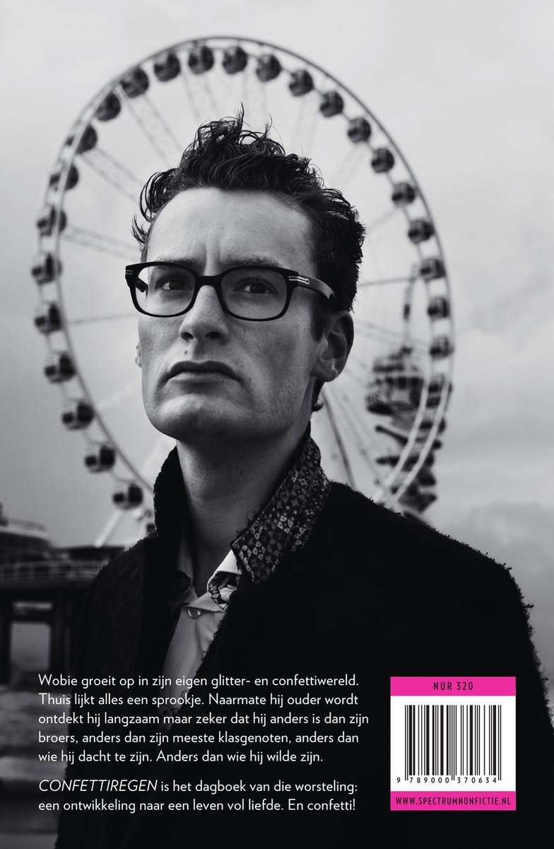 Zwart-witfoto van een man met bril en colbert voor een reuzenrad. Tekst over Confettiregen.