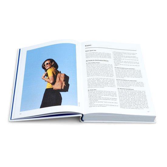 Open boek met een foto van een vrouw met rugzak en zonnebril, en tekst over kopen.