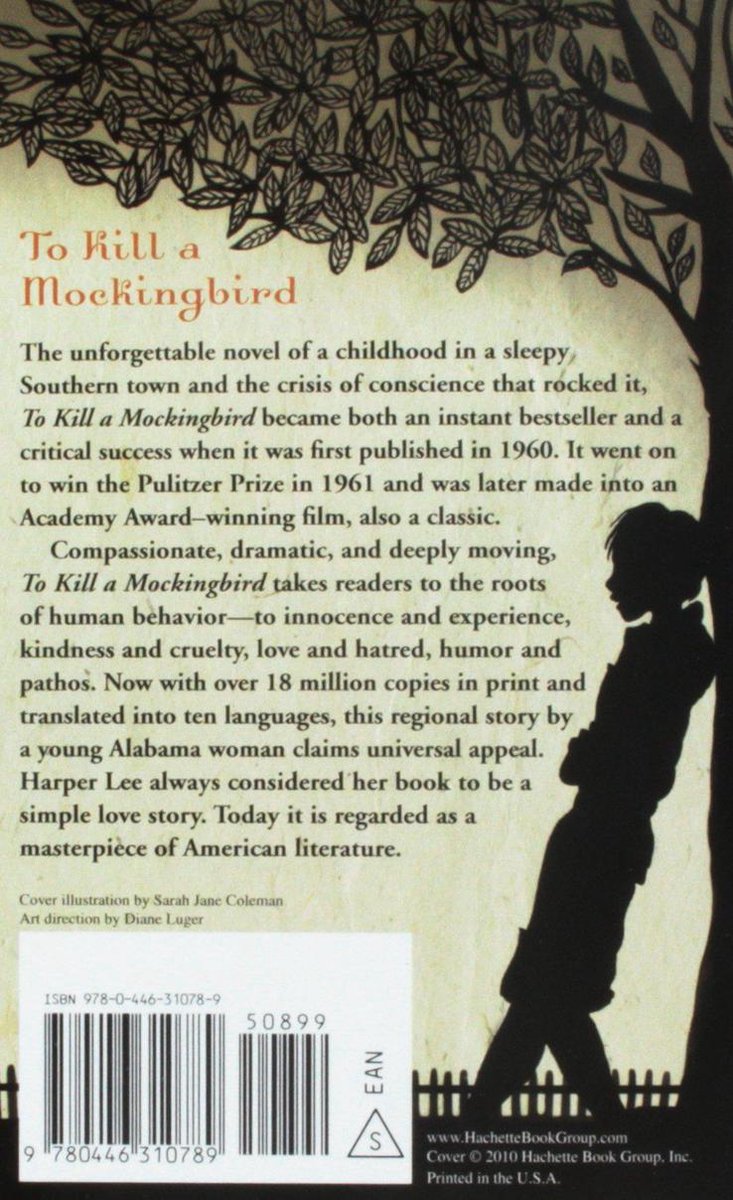 Dos d'un livre "To Kill a Mockingbird", avec du texte sur l'histoire et des illustrations d'arbres et d'un enfant.