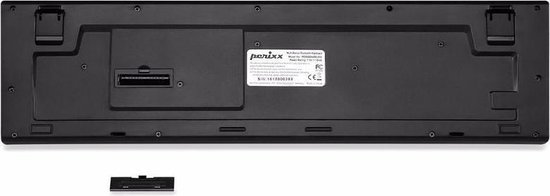 Onderkant van een zwart Perixx toetsenbord met de USB-ontvanger.