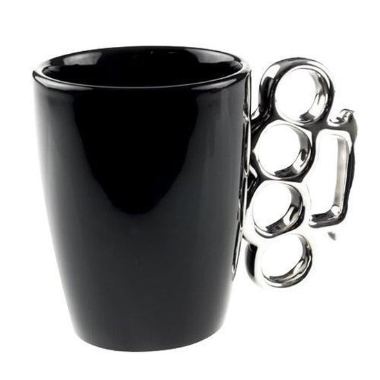 Tasse noire avec une poignée chromée en forme de poing américain.