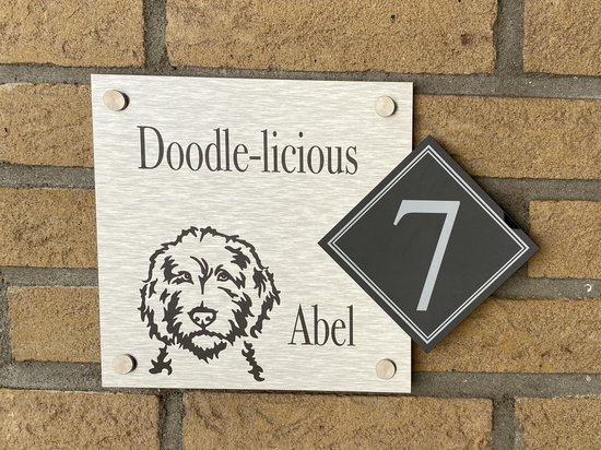 Naambordje voordeur met een Labradoodle