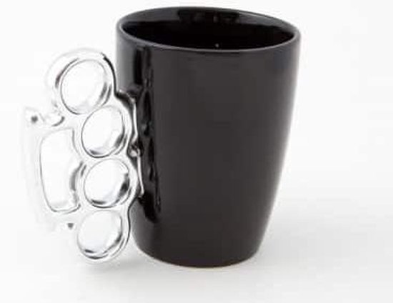 Tasse noire avec une poignée chromée en forme de poing américain.