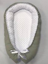 Babynestje Grijze wafelstof met witte Minky fleece incl. commodemandje - Handige organizer - Comfortabel en veilig slapen.