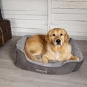 Grijze hondenmand met pluche voering, met een golden retriever erin.