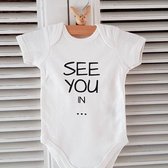 Baby Rompertje aankondiging zwangerschap Zwangerschapsaankondiging maand See you in March maart | korte mouw | wit | maat 50/56 | Cadeau voor de liefste aanstaande oma en opa mama