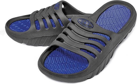 Paar zwarte slippers met blauwe, ribbelige binnenzool en 'CRV' logo op de band.