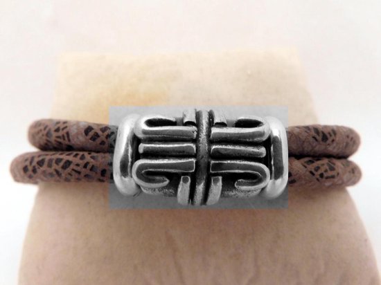 Bracelet en cuir robuste avec fermoir en acier et conchos
