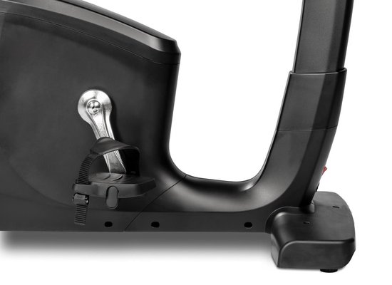 Detailopname van het zwarte frame, pedaal en de voet van de Flow Fitness hometrainer.