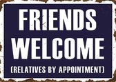 Tekstbord 'Friends welcome - Relatives by appointment'